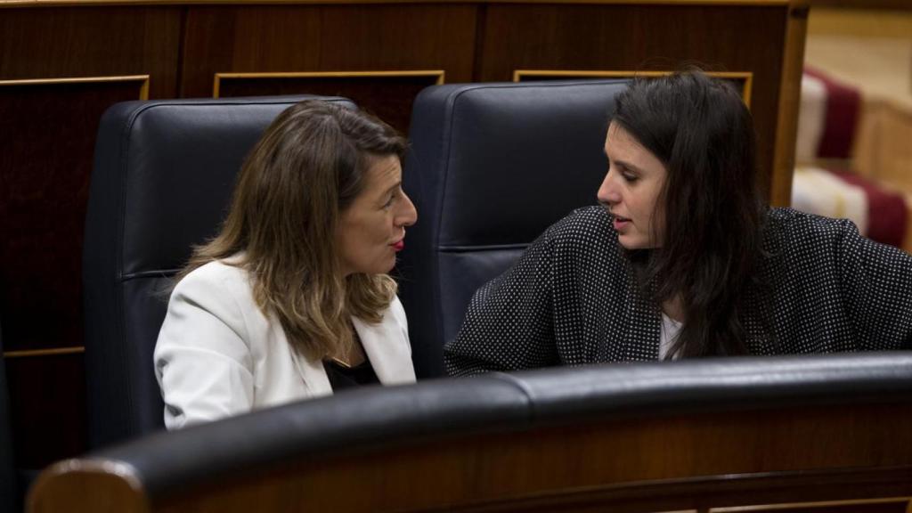 Las ministras Yolanda Díaz e Irene Montero, en una foto de archivo en el Congreso de los DIputados.