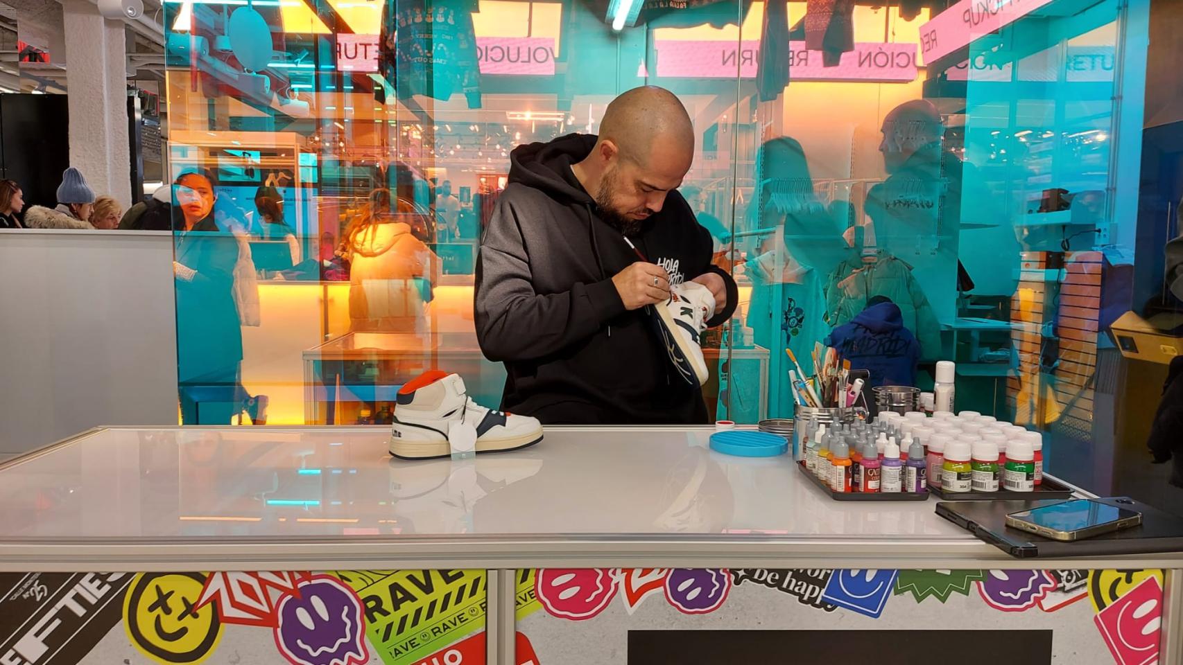 Espacio para customizar deportivas en el nuevo Lefties de Madrid.