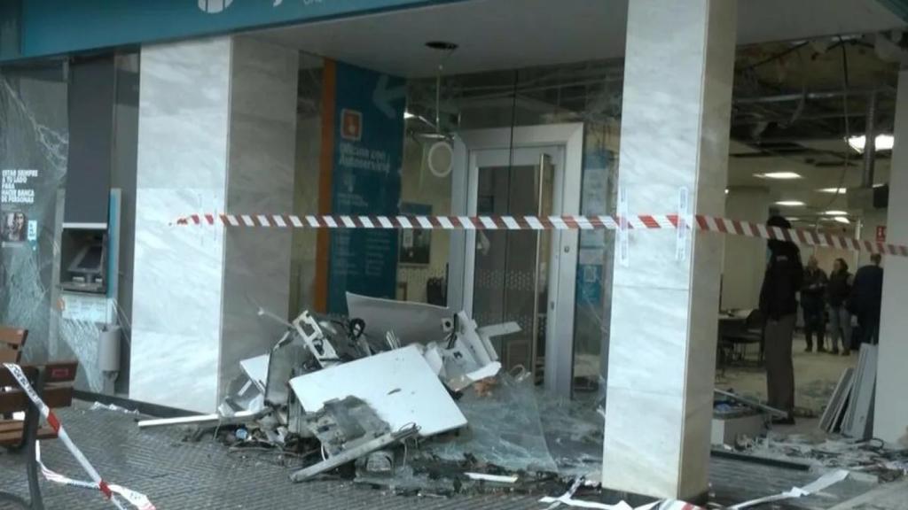 Sucursal destrozada en El Palo (Málaga) esta pasada semana.