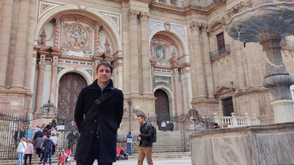 Juan Manuel Sánchez La Chica, en la Plaza del Obispo, con la Catedral de Málaga al fondo.