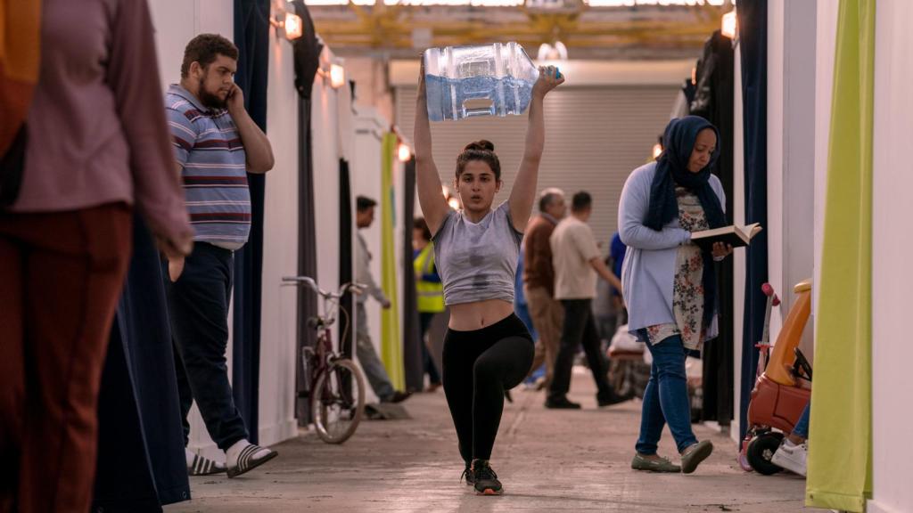 La actriz Nathalie Issa interpretando a Yusra Mardini en 'Las nadadoras'.