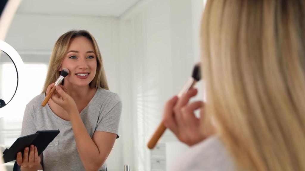 Una chica maquillándose.