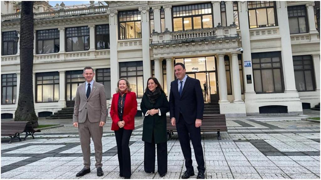 Calviño, Rey, Miñones y Formoso en la futura sede de la Aesia en A Coruña.