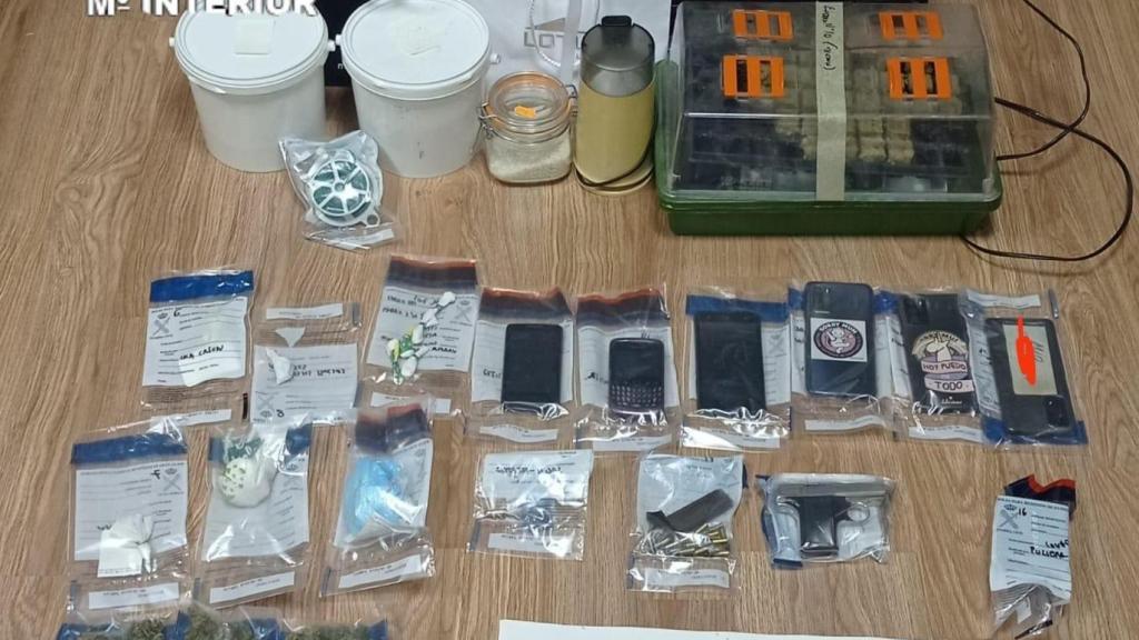 Droga y armas incautadas en Ordes