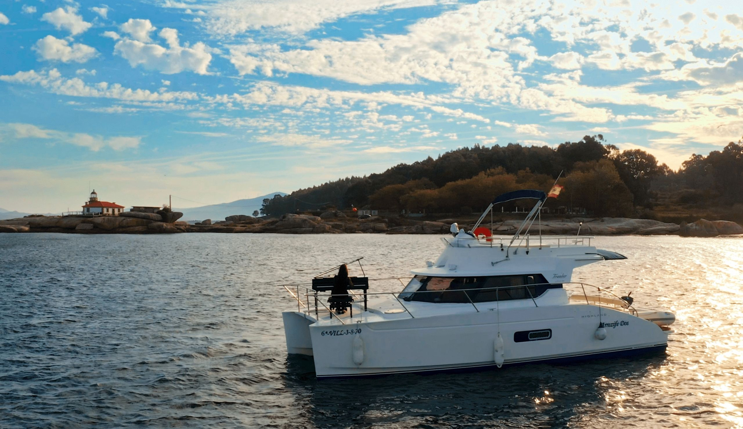 Elsa Muñiz tocando cerca del Faro de Punta Cabalo en la Illa de Arousa. Foto: Cedida
