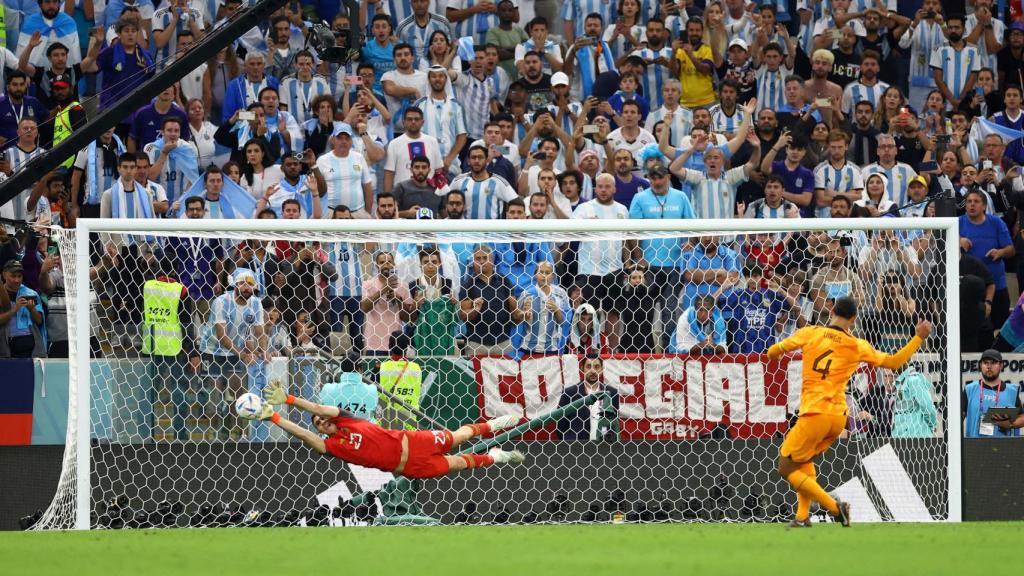 Emi Martínez detiene el penalti de Van Dijk.