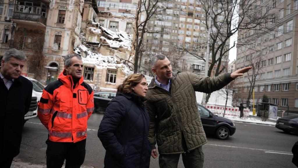 Ada Colau se reúne en Kiev junto al alcalde Vitali Klitschko.