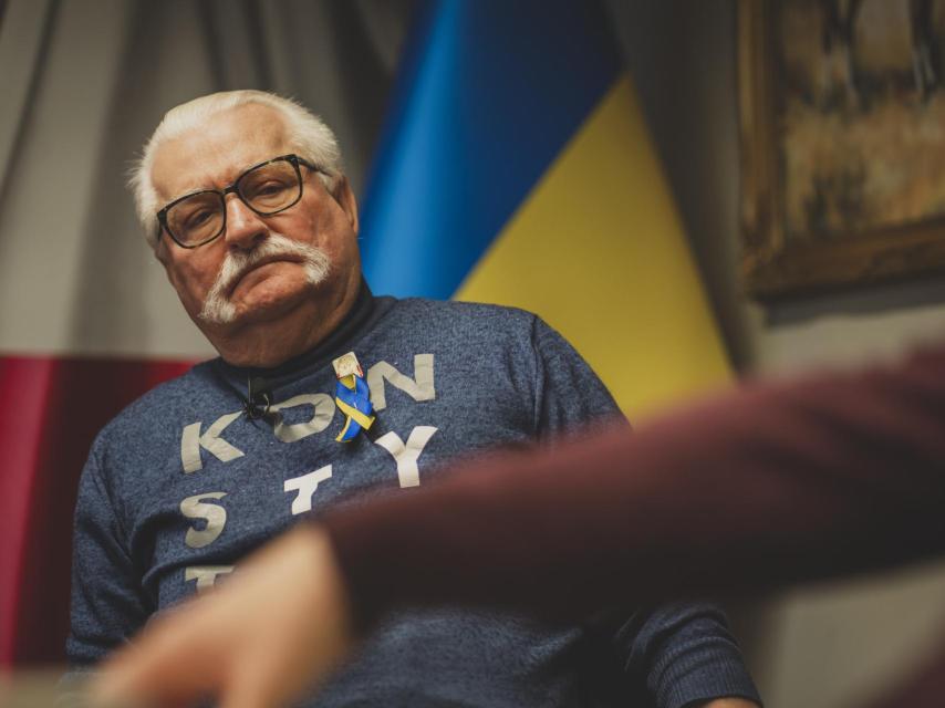 Lech Walesa, con un gesto de escepticismo.