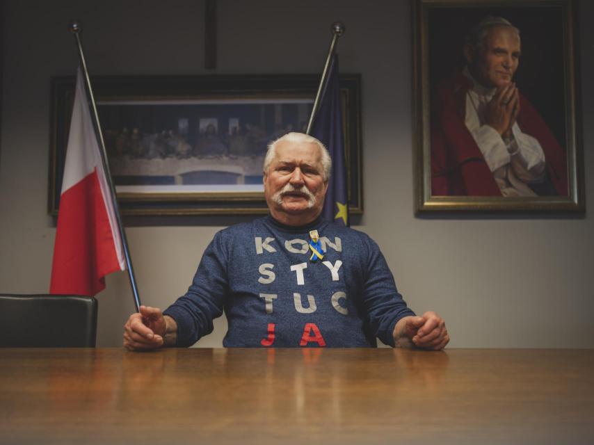 Lech Walesa, final y fugazmente, posó.