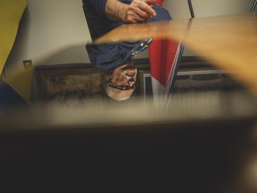 Lech Walesa, en un reflejo en la mesa de reuniones de su despacho.