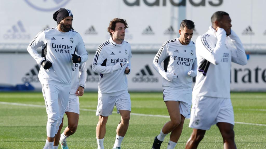 Benzema junto a sus compañeros