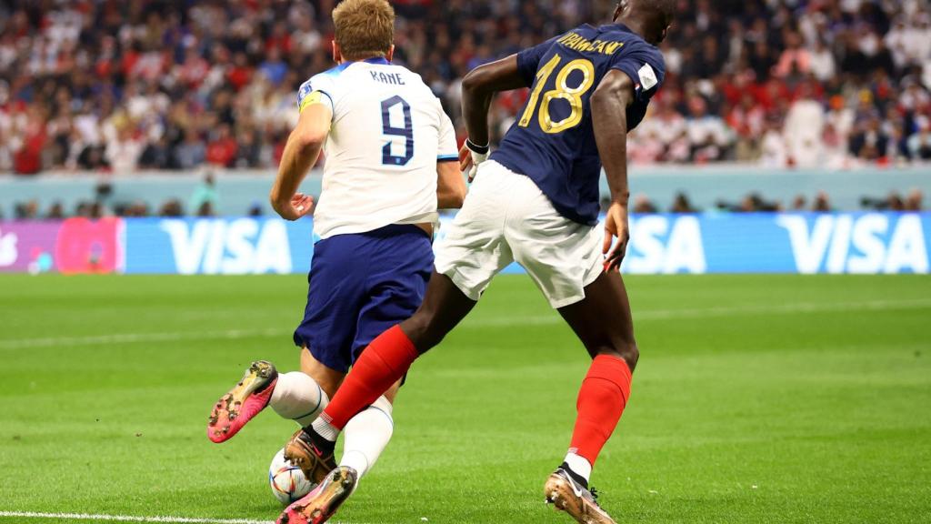 Kane cae en el área en una acción en la que el árbitro no pita penalti.