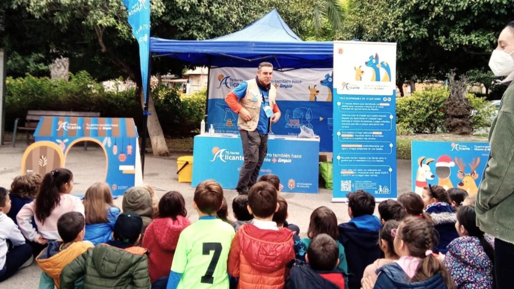 La campaña del Ayuntamiento de Alicante pasa por el colegio Azorín.