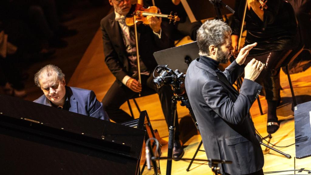 El pianista Josu de Solaun en el concierto dirigido por Josep Vicent.