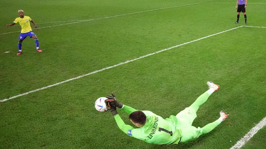 Livakovic detiene el penalti a Rodrygo.