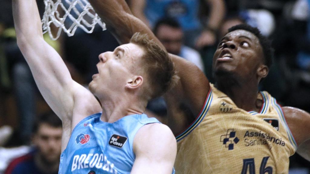 Hollatz y Nnaji, en una pelea junto al tablero.