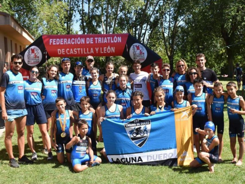 Algunos de los componentes de la escuela del CD Triatlón Laguna.