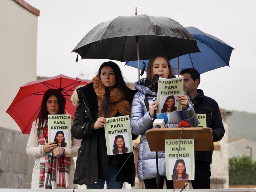 Sara, prima de Esther López, durante su intervención en la concentración de este domingo en Traspinedo.