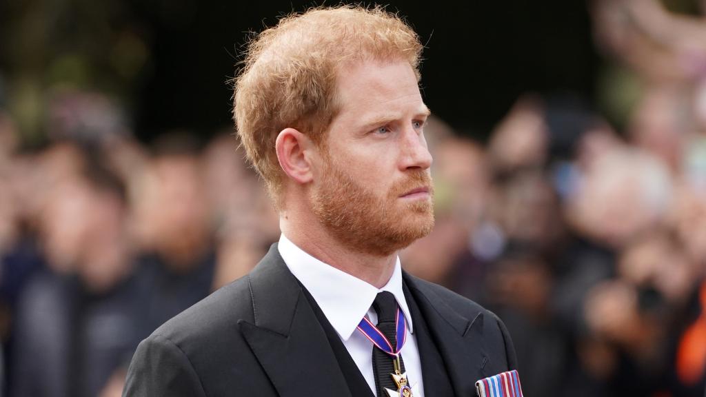 El príncipe Harry en el último adiós a su abuela, la reina Isabel II.