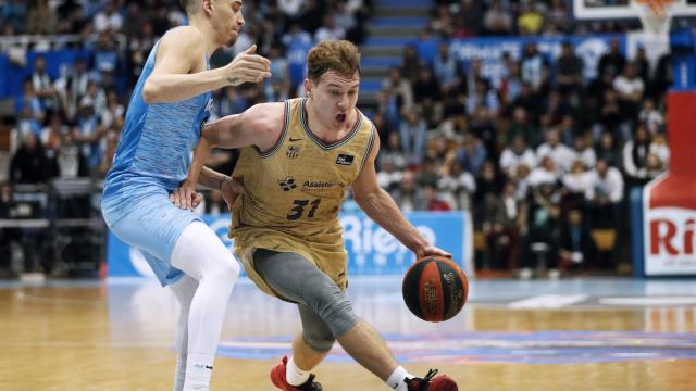 Jokubaitis se lleva el balón ante un rival del Breogán.