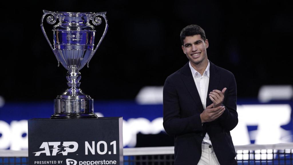Carlos Alcaraz, con el trofeo de número 1 del año de la ATP de 2022