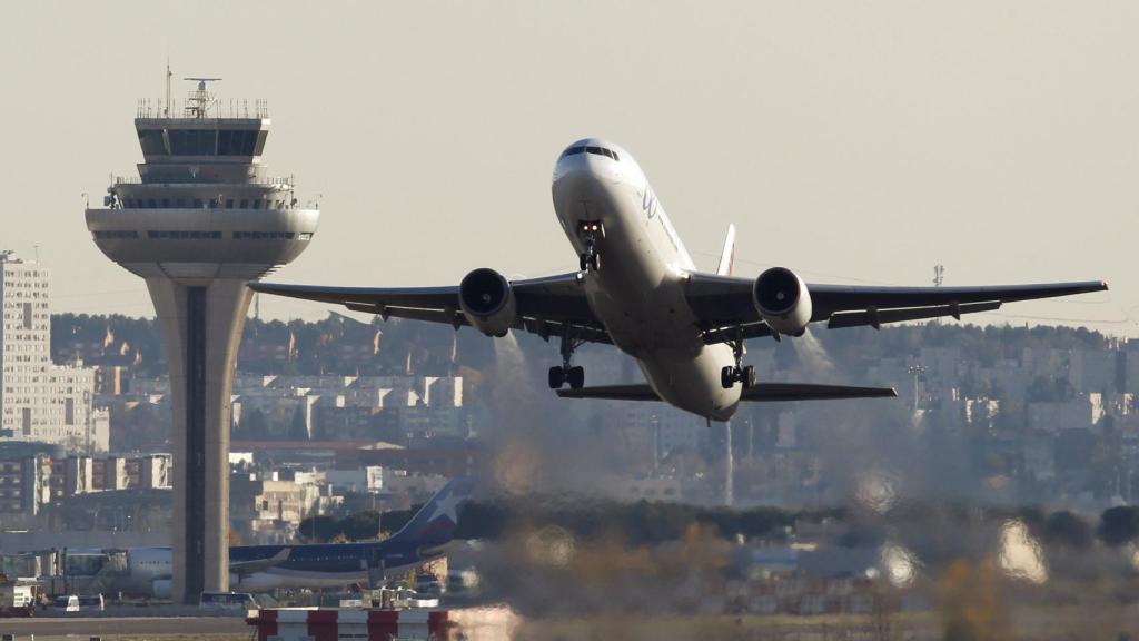 Avión despegando en el aeropuerto de Barajas.