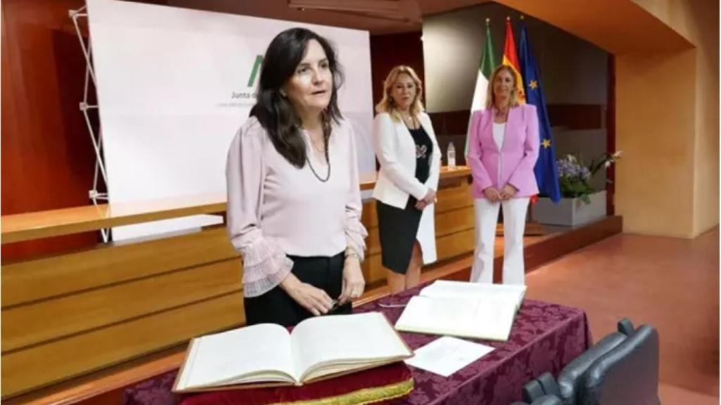 Esperanza Nieto en su toma de posesión en el cargo junto a Carolina España.