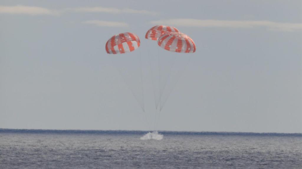 La nave Orión en el momento de amerizar