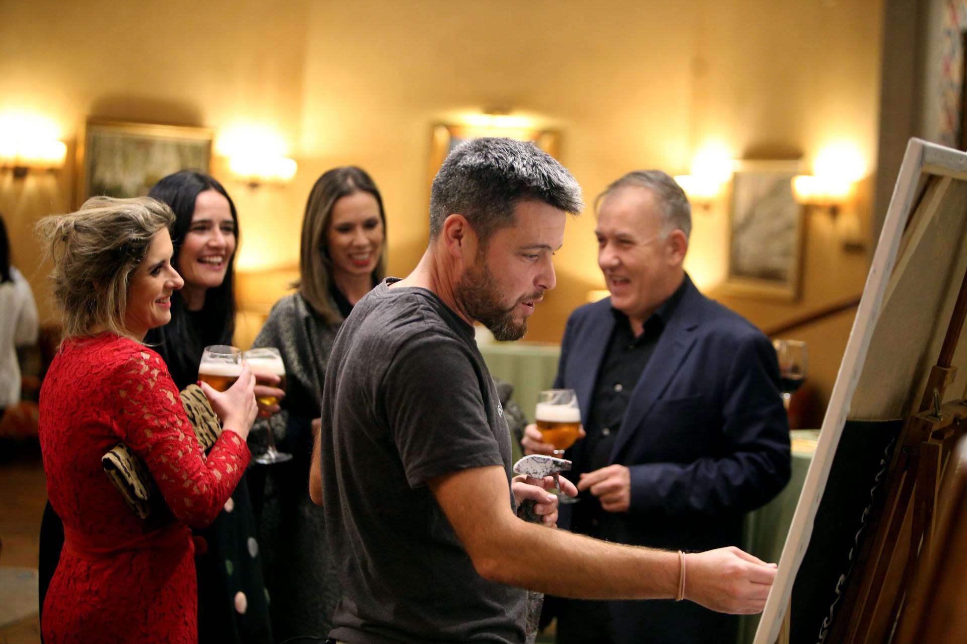 Óscar Cabana pinta un cuadro en el evento (foto: Santiago Saiz)