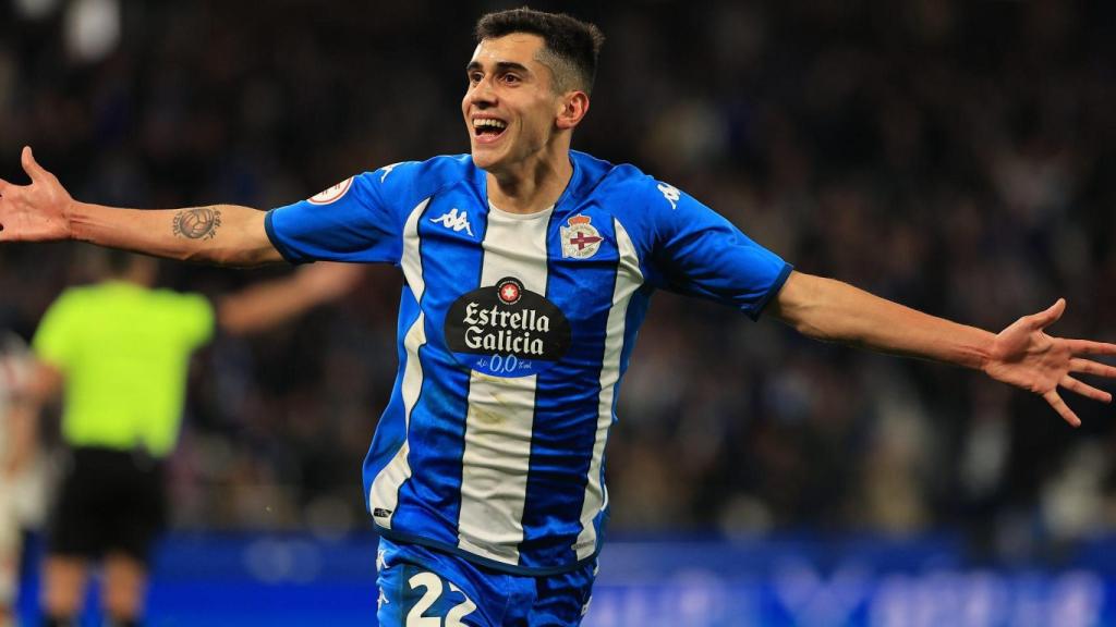 Villares celebra uno de los goles del Deportivo ante el Racing
