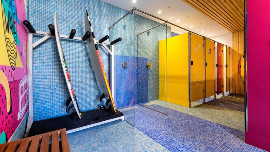 Vestuario para surfistas en Hotel Bitácora.