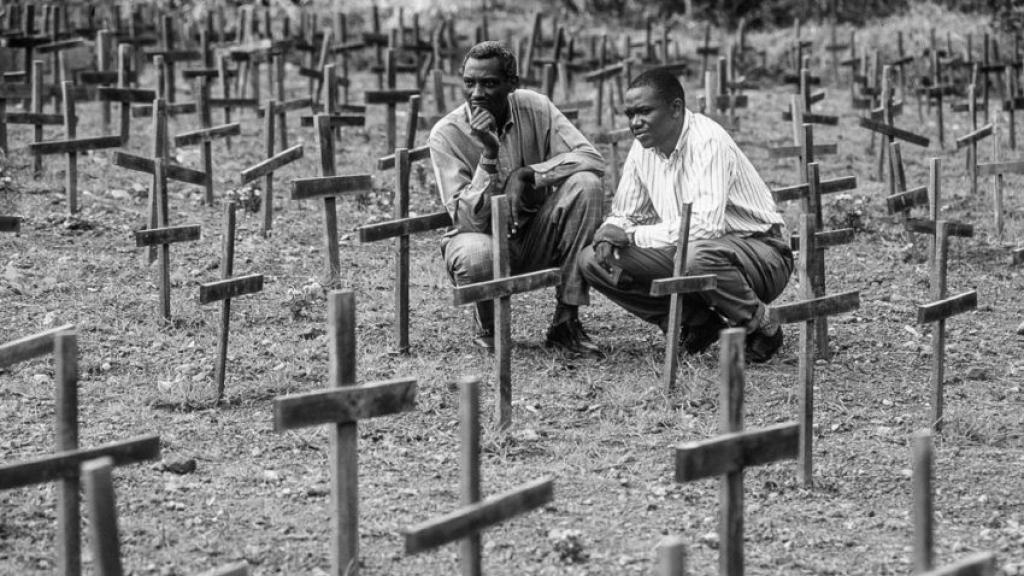 El pastor tutsi Anastase Sabamungu (izquierda) y el maestro hutu Joseph Nyamutera visitan un cementerio de Ruanda donde están enterradas 6.000 víctimas del genocidio.