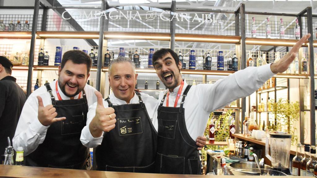 Patxi Troitiño, en el centro de la imagen, junto a Óscar Pardo y Santi G. Lucchi