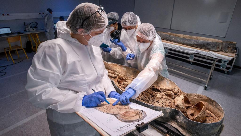 Análisis de uno de los esqueletos hallados en Notre Dame. Foto: Denis Gliksman, Inrap