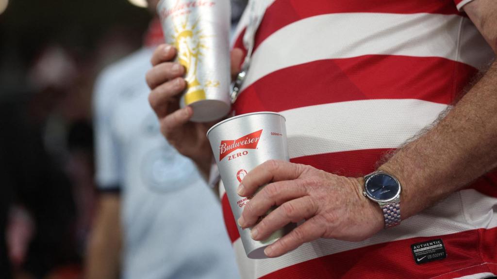 Aficionado con Budweiser Zero dentro del estadio durante el Estados Unidos - Gales del Mundial de Qatar 2022