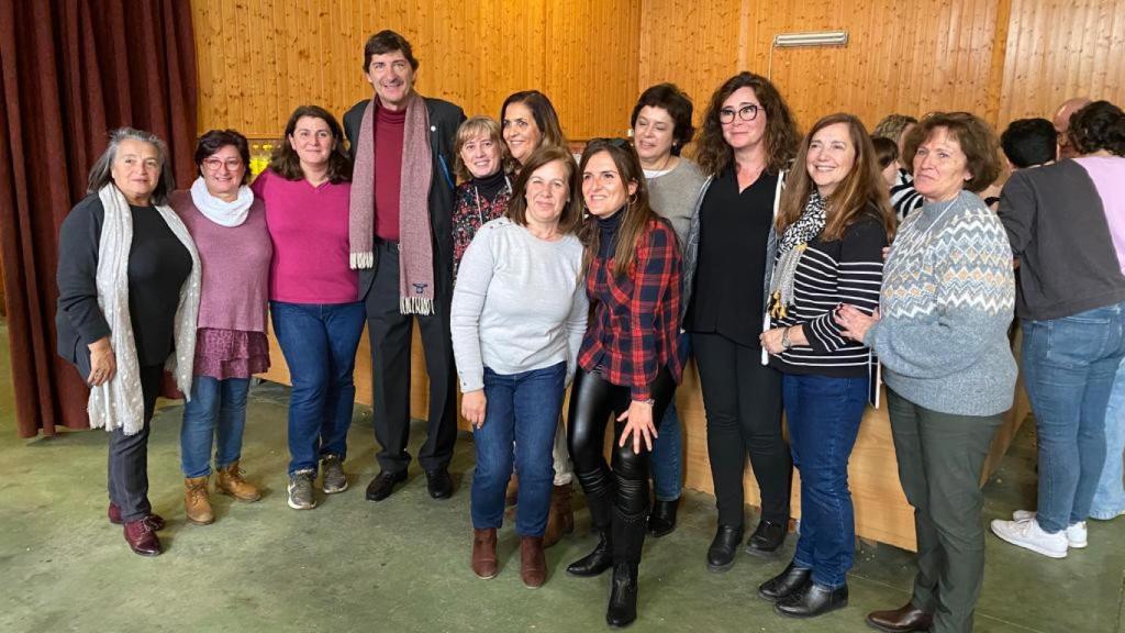 La peña madridista de Almendros (Cuenca) inaugura sede y da 500 kilos de alimentos a Cruz Roja