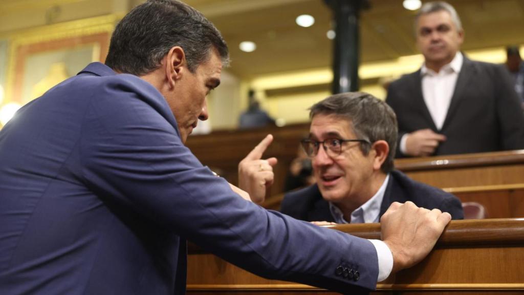 Pedro Sánchez y Patxi López, portavoz del PSOE en el Congreso, en el hemiciclo.