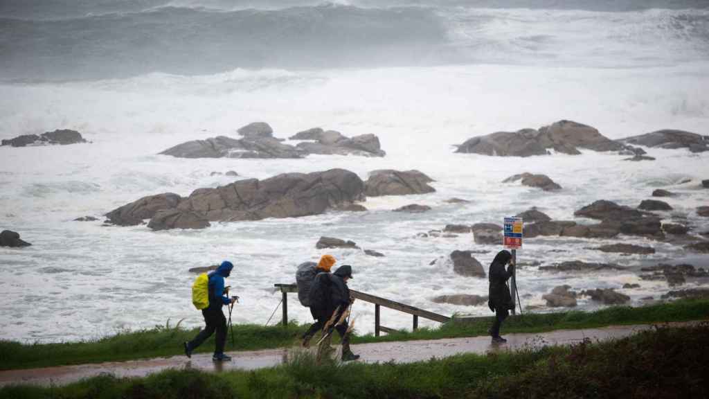 Peregrinos junto al mar en Oia (Pontevedra) en una imagen de archivo de octubre de 2022.