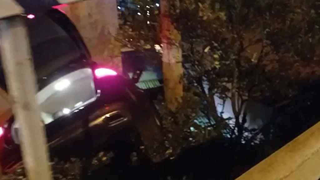 Vehículo atrapado en un desnivel en Poio (Pontevedra) tras salirse de la vía.