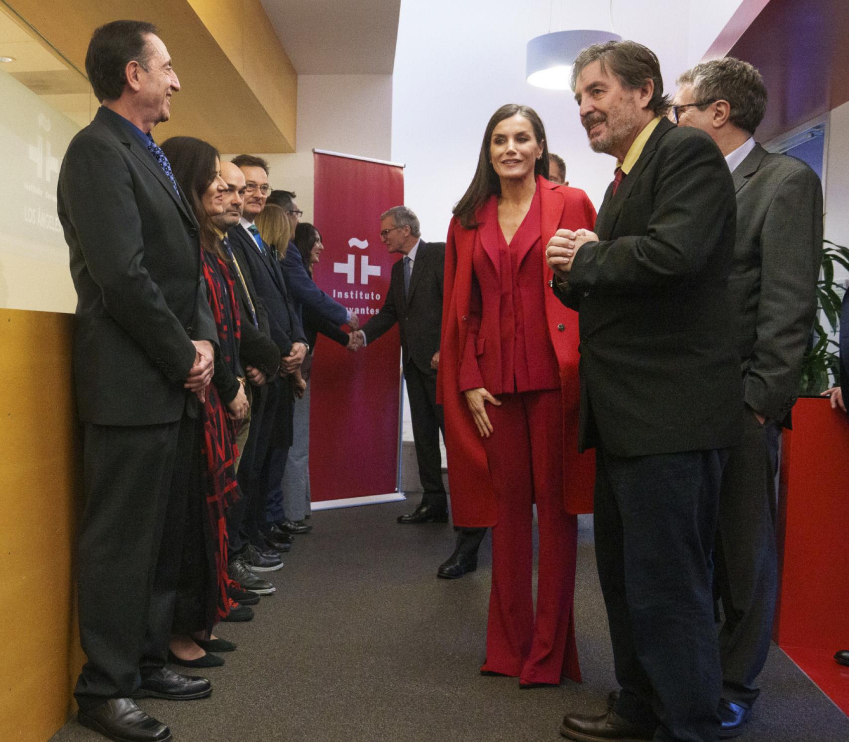 La Reina estrenaba abrigo de Carolina Herrera.