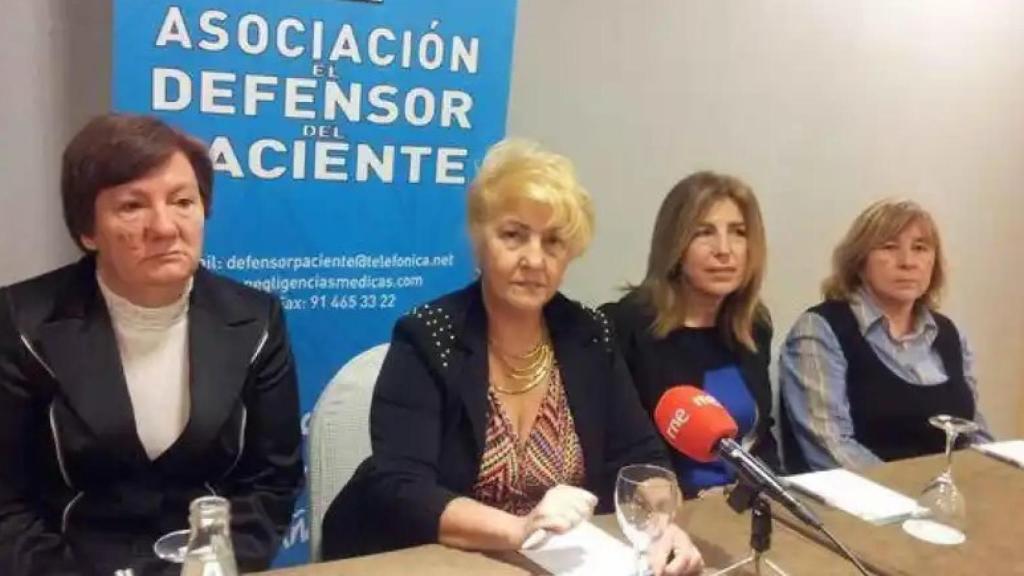 Carmen Flores (c), presidenta de la Asociación del Defensor del Paciente.