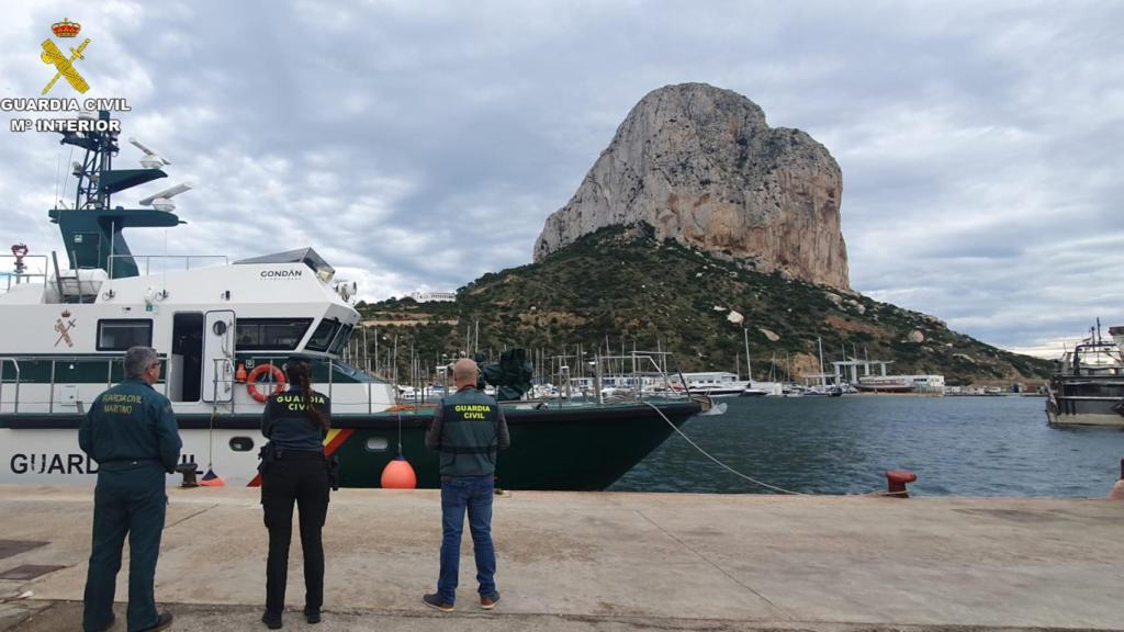 Las autoridades buscan en aguas de Calpe a un pescador desaparecido este lunes.