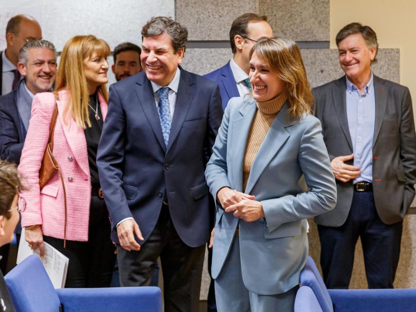 La consejera de Educación, Rocío Lucas, y el consejero de Economía y Hacienda, Carlos Fernández Carriedo, este martes en Segovia.