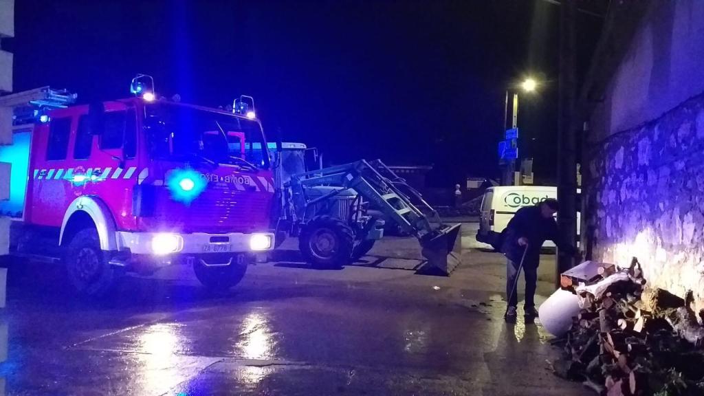 Los Bomberos actuando en San Marcial inundado