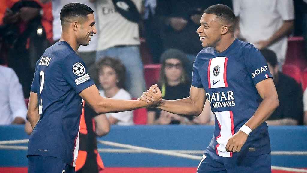 Achraf Hakimi y Mbappé celebran un gol durante un partido del PSG