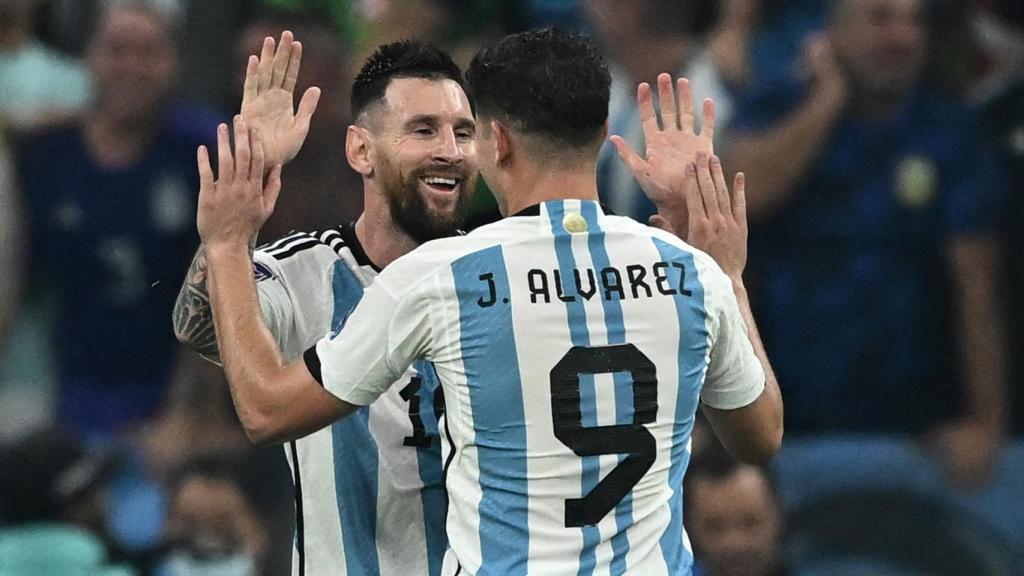 Leo Messi y Julián Álvarez, celebrando el gol definitivo de la selección de Argentina en la semifinal del Mundial de Qatar 2022