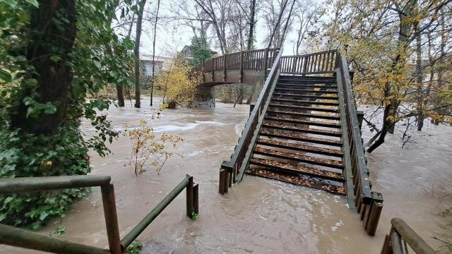 Las lluvias desbordan el Júcar en Cuenca y provocan inundaciones en varias zonas