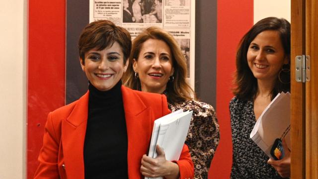 Las ministras portavoz, Isabel Rodríguez; de Transportes, Raquel Sánchez; y de Derechos Sociales, Ione Belarra, este martes a la salida del Consejo de Ministros, en el Palacio de la Moncloa.