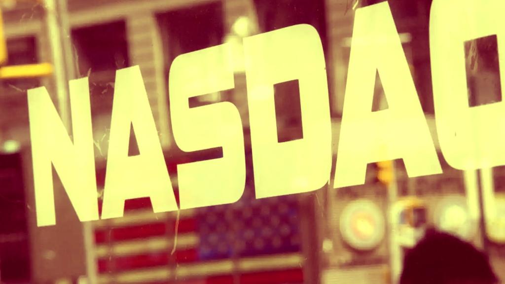 Un hombre camina por delante de la sede del Nasdaq en Nueva York.