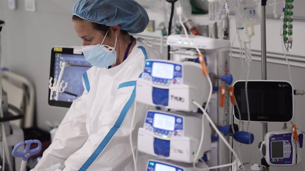 Imagen de archivo de una enfermera atendiendo a una paciente con COVID en la UCI.